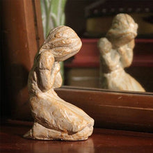 Last inn bildet i Galleri-visningsprogrammet, Sweet Hour of Prayer Inspirerende skulptur av kvinne som ber
