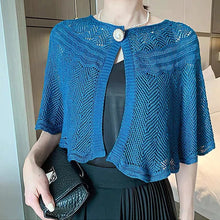 Last inn bildet i Galleri-visningsprogrammet, Hult sjal med perleknapp
