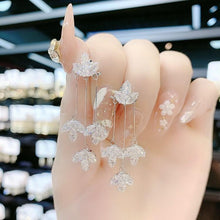 Last inn bildet i Galleri-visningsprogrammet, Crystal Maple Leaf øredobber
