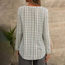 Last inn bildet i Galleri-visningsprogrammet, Stripete langermet bluse med V-hals
