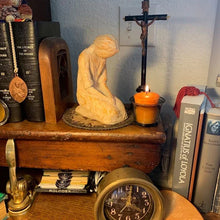 Last inn bildet i Galleri-visningsprogrammet, Sweet Hour of Prayer Inspirerende skulptur av kvinne som ber
