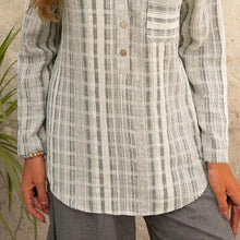 Last inn bildet i Galleri-visningsprogrammet, Stripete langermet bluse med V-hals
