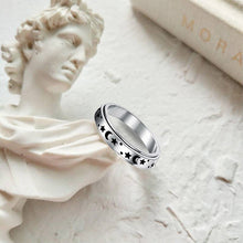 Last inn bildet i Galleri-visningsprogrammet, Retro stjerne og måne roterende ring
