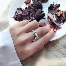 Last inn bildet i Galleri-visningsprogrammet, Retro stjerne og måne roterende ring
