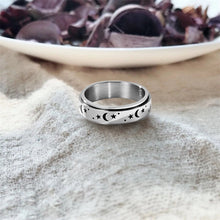 Last inn bildet i Galleri-visningsprogrammet, Retro stjerne og måne roterende ring
