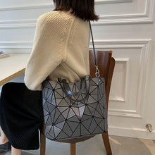 Last inn bildet i Galleri-visningsprogrammet, Diamond bucket bag
