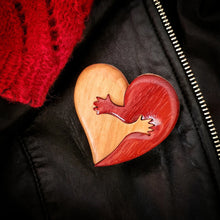 Last inn bildet i Galleri-visningsprogrammet, Pinback-knapp med intarsia i tre med kjærlighetshjerter
