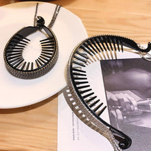 Last inn bildet i Galleri-visningsprogrammet, Elegant Hårpynt med hengende strass
