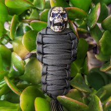Last inn bildet i Galleri-visningsprogrammet, Paracord nøkkelring Mummy Messing Skull

