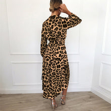 Last inn bildet i Galleri-visningsprogrammet, Leopard kjole med V-hals

